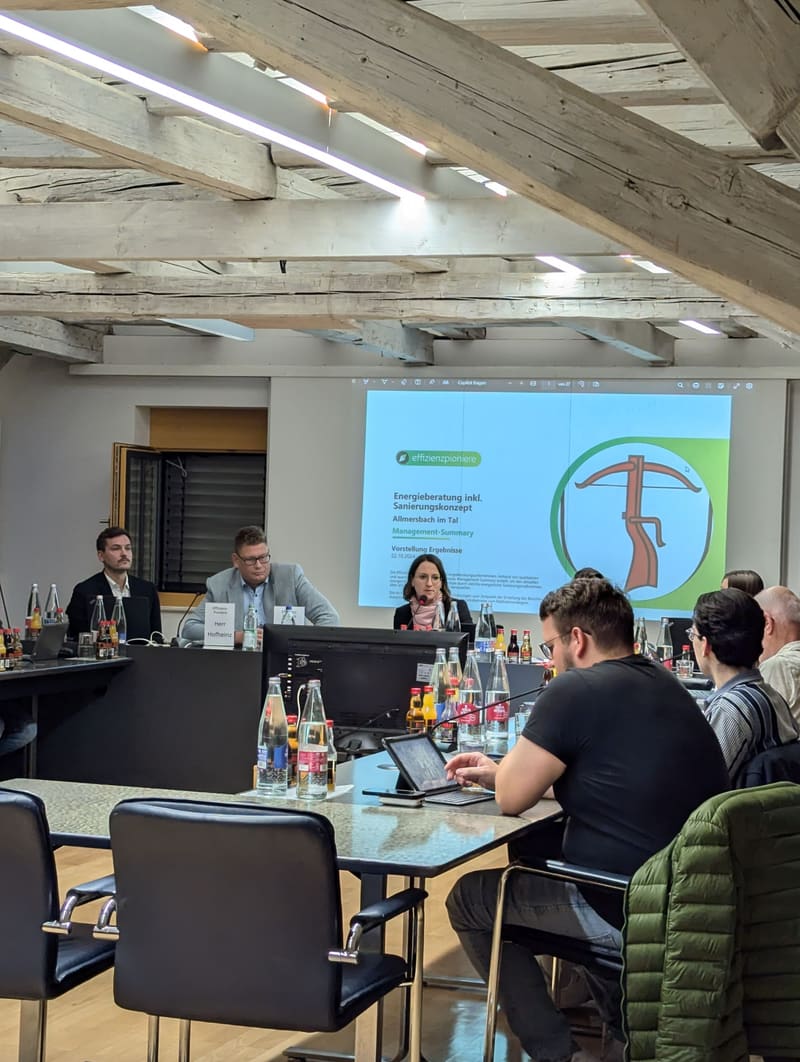 Vorstellung Sanierungskonzept im Gemeinderat Allmersbach im Tal — mit Bürgermeisterin Patrizia Rall, Klimaschutzmanagerin Sabine Fritz, Jonas Hofheinz und Daniel Schäfers (Effizienzpioniere)